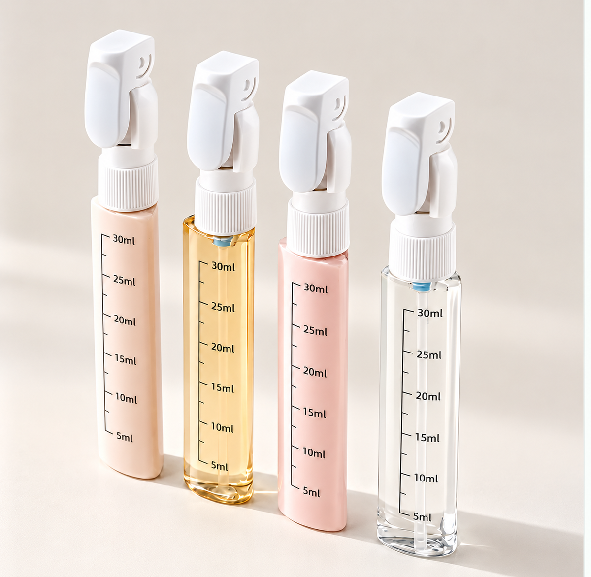 Quatre réservoirs rechargeables de 30 ml — exemple avec des soins